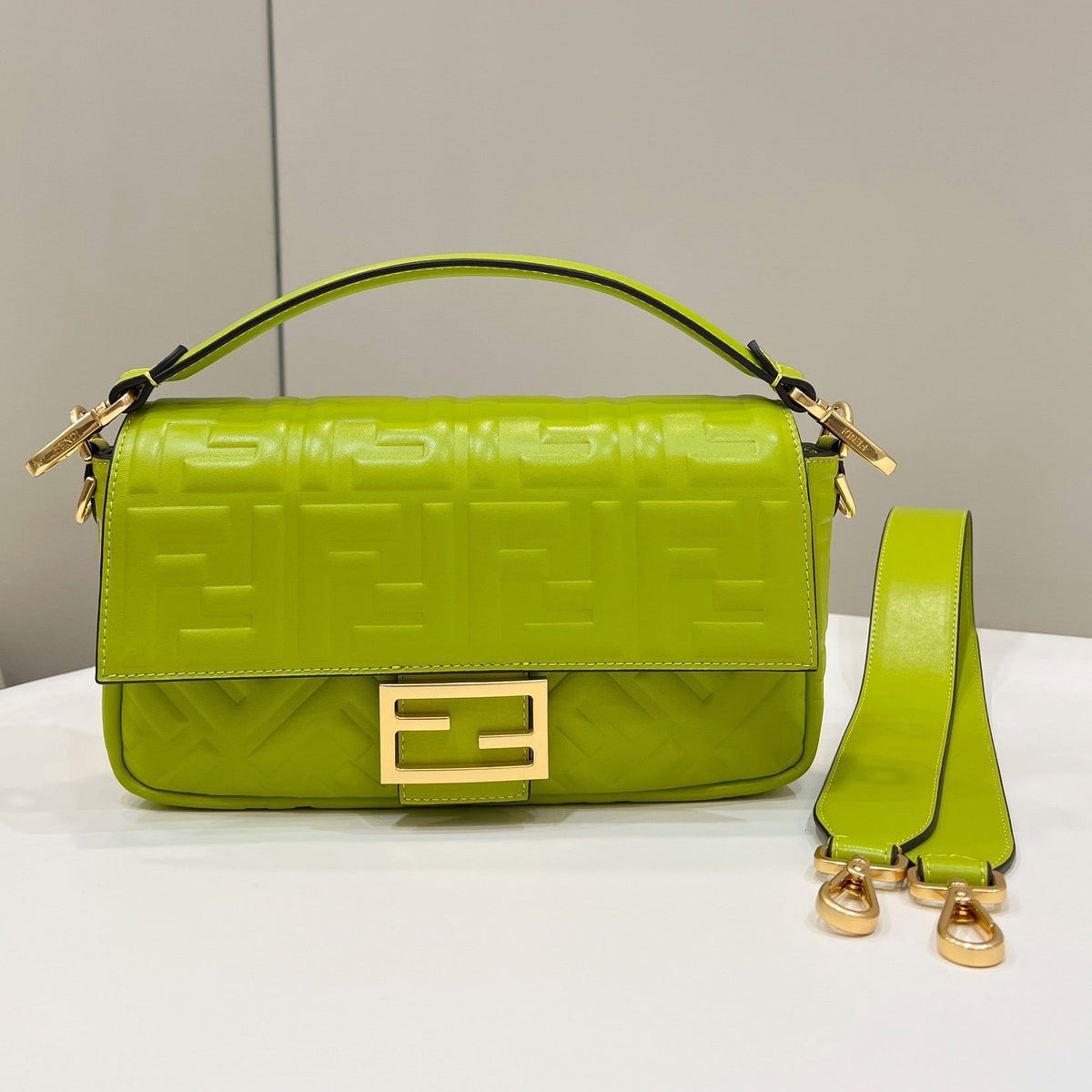 BAGUETTE WITH FF MOTIF 27 IN LIMERICK SOFT LAMBSKIN GOLD HARDWARE