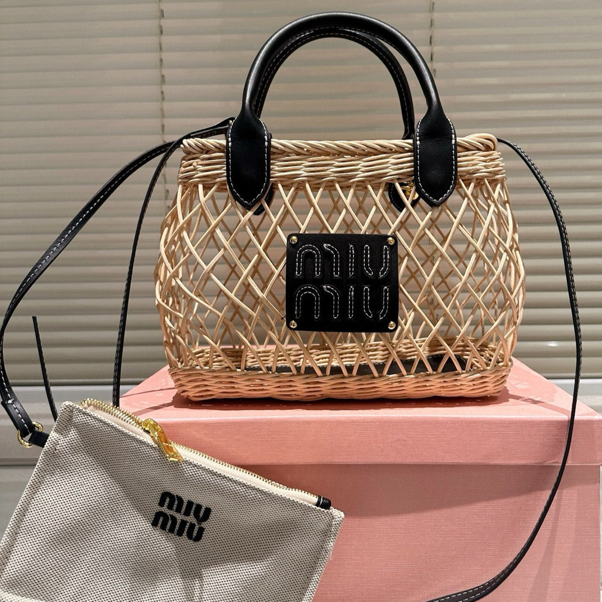 WOVEN HOLLOW BAG 23 IN BEIGE RATTAN AND BLACK CALFSKIN TRIM