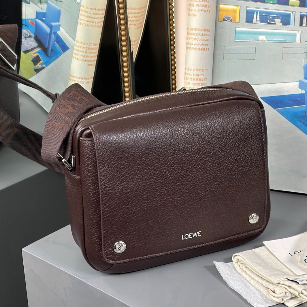 MEDIUM 23 PEBBLE MESSENGER BAG IN HICKORY BROWN SUPPLE GRAINED CALFSKIN
