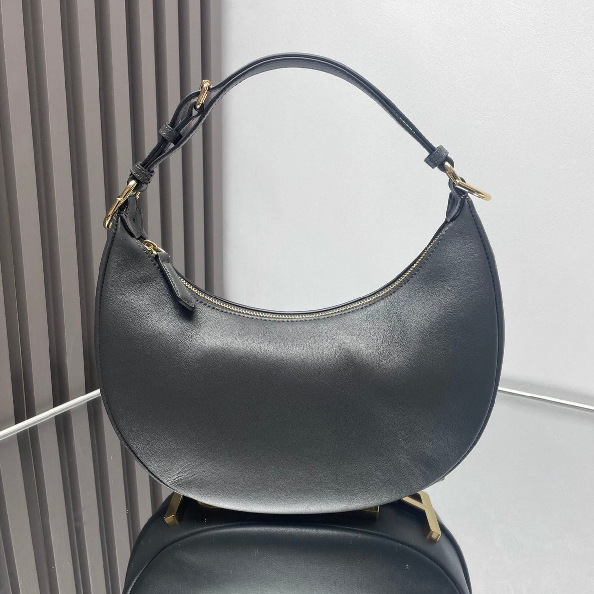 FENDIGRAPHY MEDIUM 29 IN BLACK SMOOTH LAMBSKIN GOLD HARDWARE