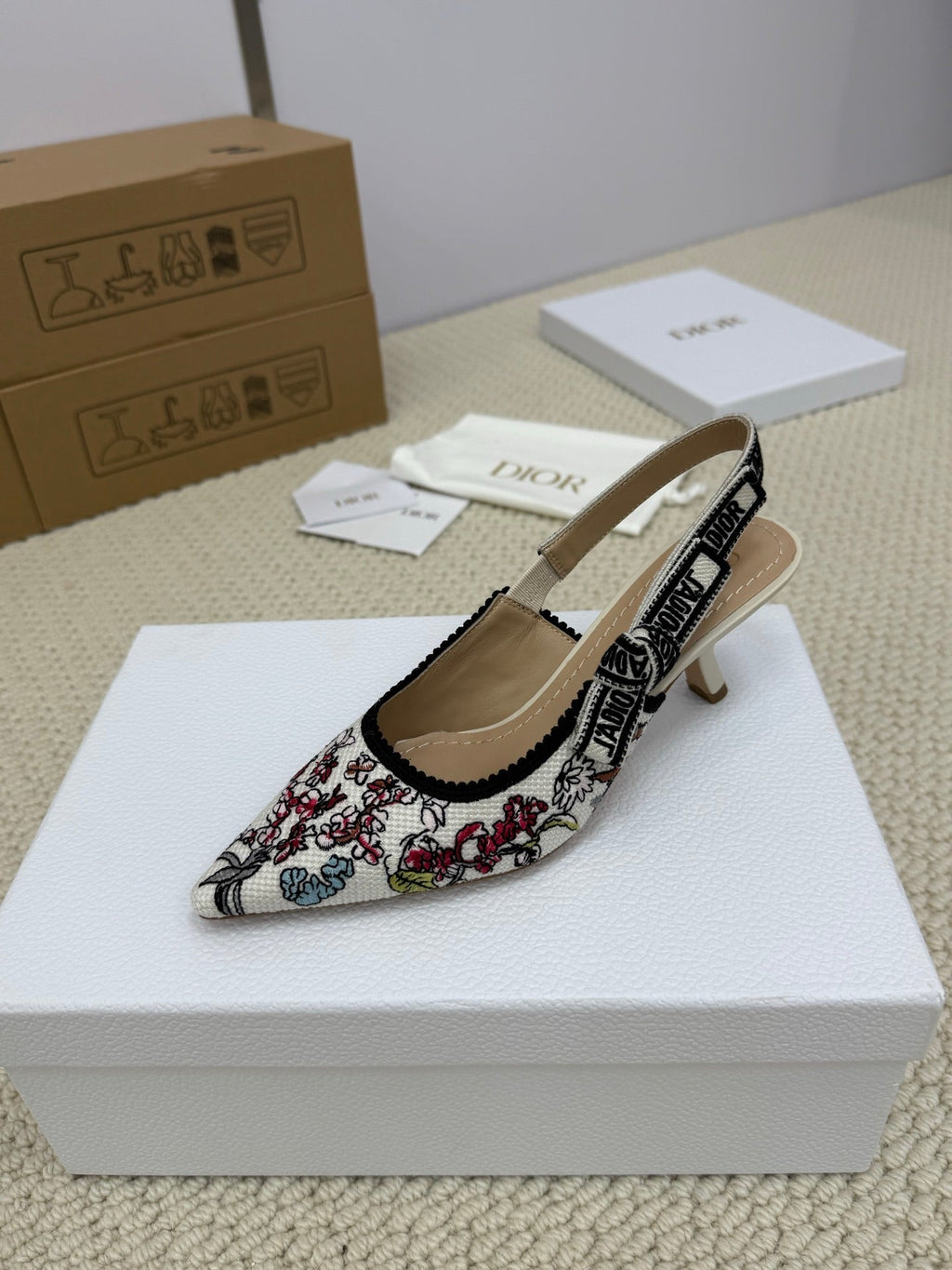 DIOR HIGH SLINGBACK 65 MM 25S IN WHITE FABRIC AND FLORAL PATTERN